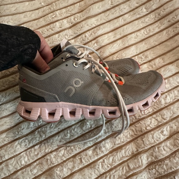 On Cloud Cloud X sneakers, no in soles size 8.5 - Picture 4 of 4